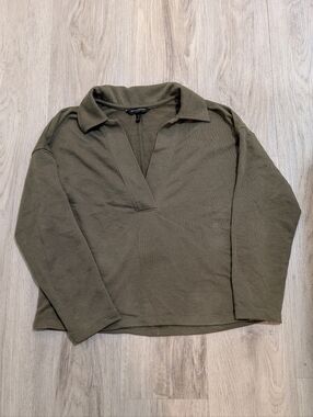 ✨3/$20✨ Banana Republic Olive Green Split V Collared Pullover - Size XS